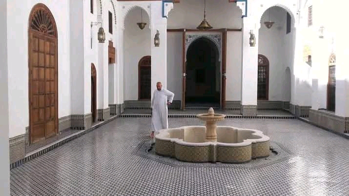 هذه القصيدة في حق [دار المرايهْ] وهي الدار التي كان يسكنها سيدنا الشيخ التجاني رضي الله عنه بمدينة فَاسٍ