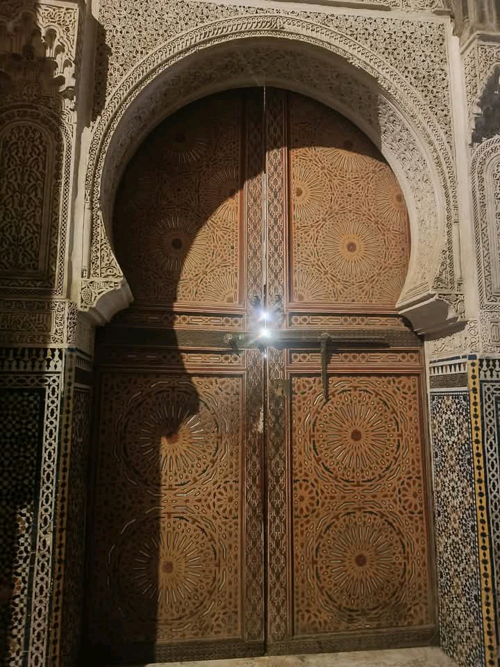 هذه القصيدة في مدح سيدنا الشيخ أبي العباس التجاني رضي الله عنه فِي إحدى زياراتي لضريحه الميمون بمدينة فَاسٍ